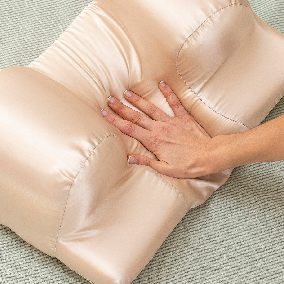 Ryppyjä ehkäisevä niskatyyny, satiinipäällinen, ergonominen muistivaahto, beige