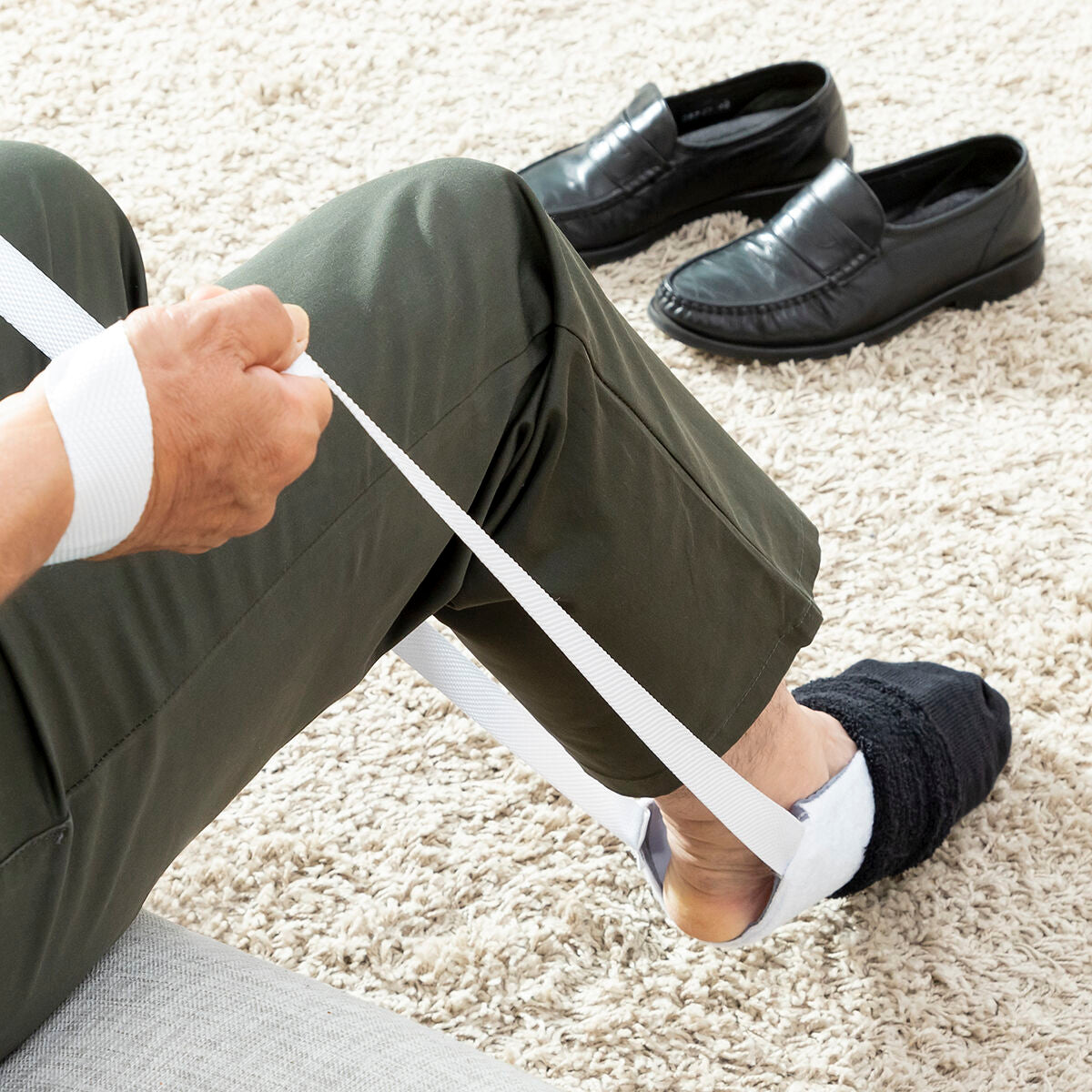 Sukanvetolaite, joustava & kevyt - helpottaa sukkien pukemista ikääntyneille – pukeutumisapuväline sukanvetolaite – kuva 1