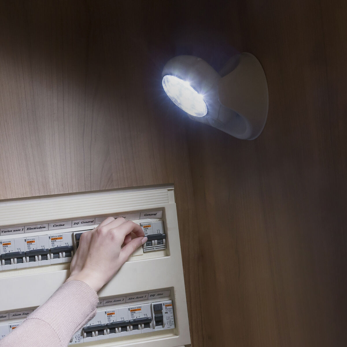 Liiketunnistin led-valo, paristokäyttöinen 360° kääntyvä sisä/ulko, portaikkoon – eteiseen paristokäyttöinen – kuva 9