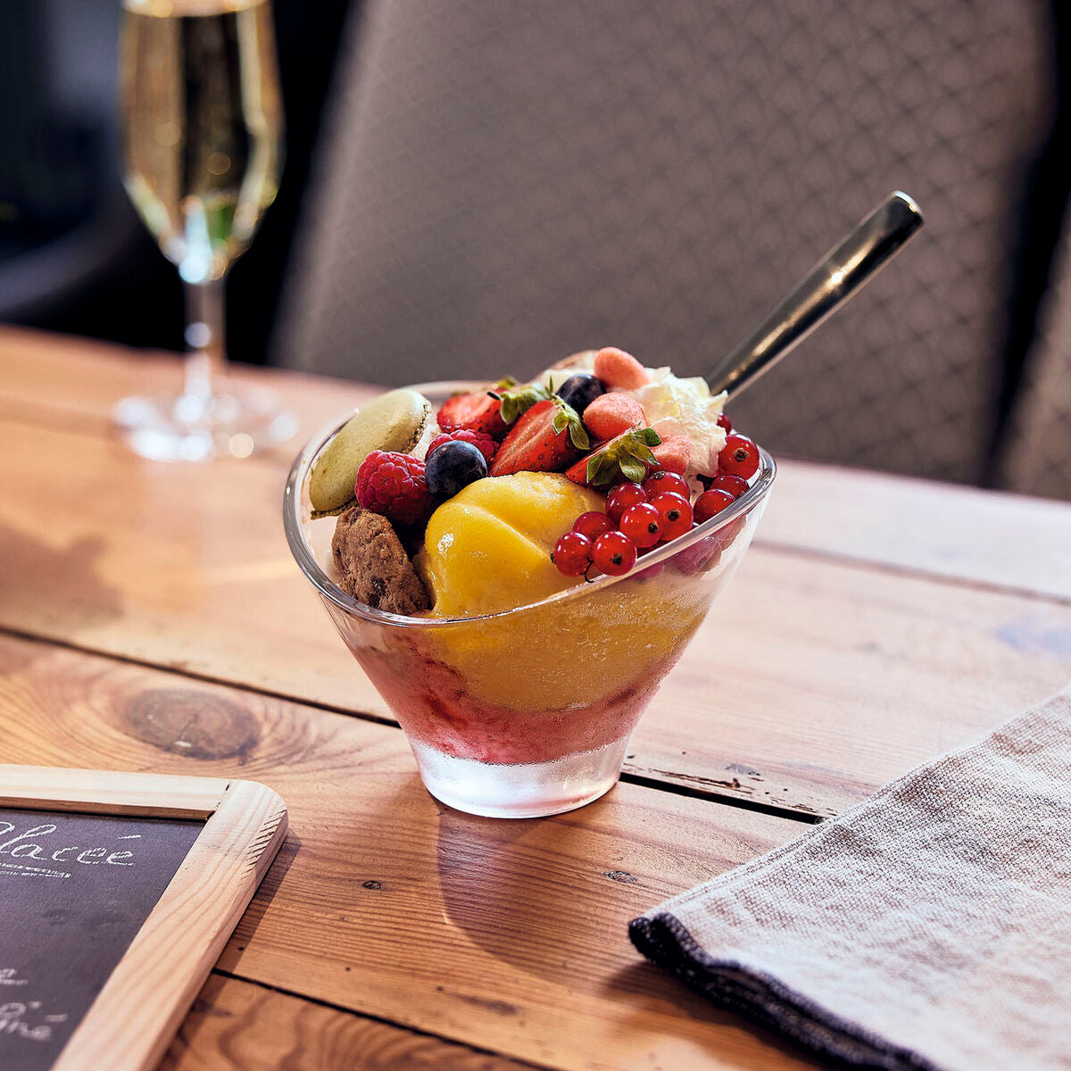 Jäätelö- ja pirtelölasi läpinäkyvä lasi, moderni vino reuna jälkiruokiin