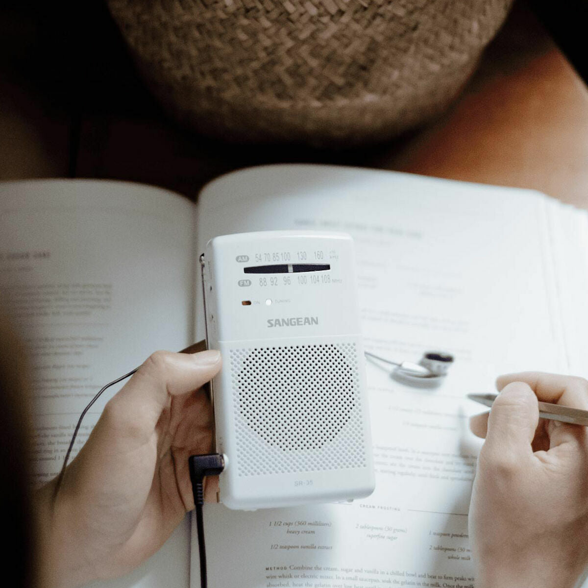 Kannettava AM-FM-radio, vesitiivis, paristokäyttöinen valkoinen ja musta taskuradio