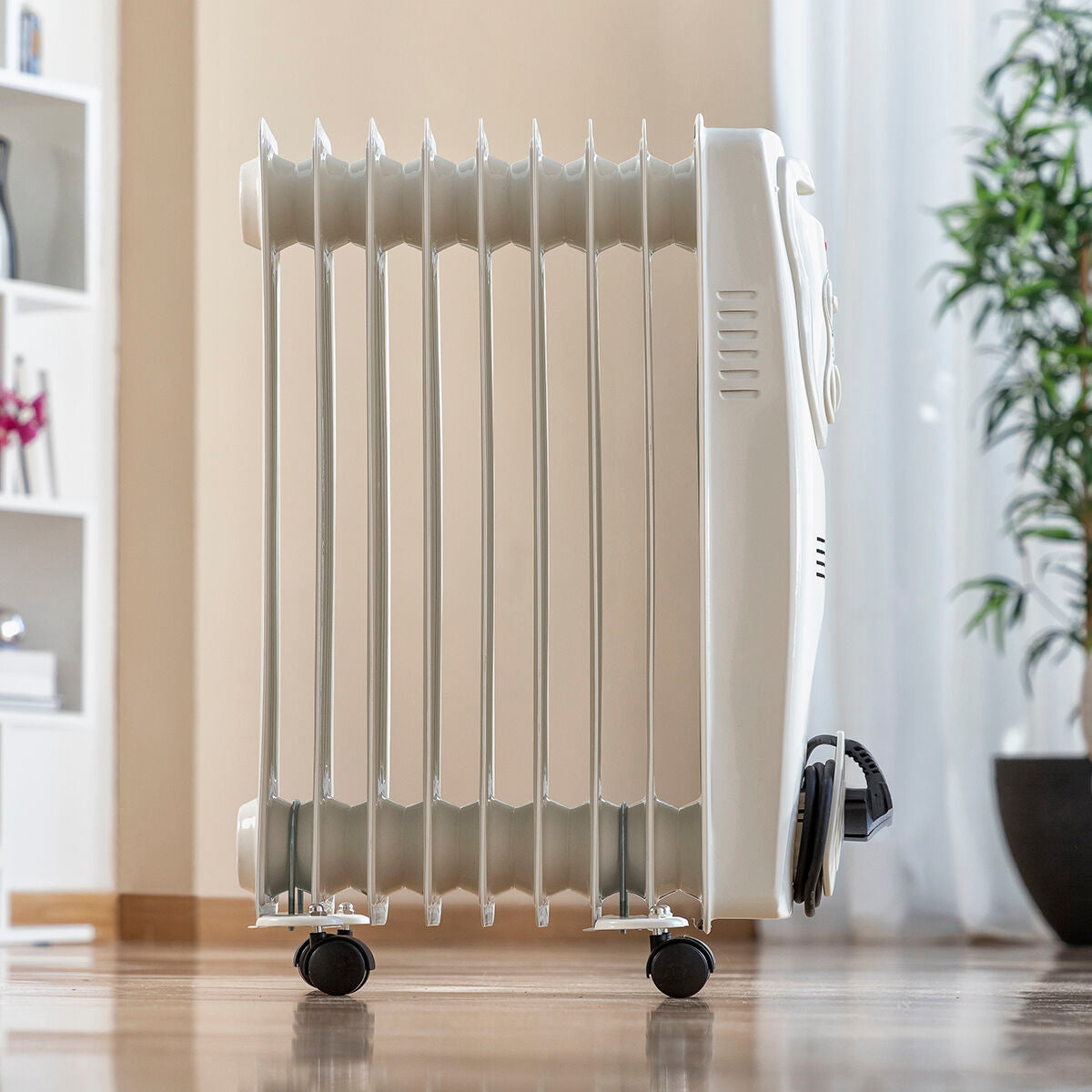 Öljytäytteinen lämpöpatteri 2000 W, 9-lokeroinen, termostaatti & pyörillä