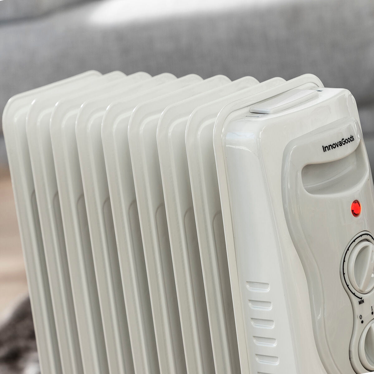 Öljytäytteinen lämpöpatteri 2000 W, 9-lokeroinen, termostaatti & pyörillä
