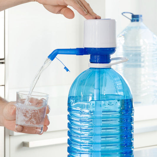 Vesiannostelija pulloille, manuaalinen vesipumppu 1,5–10 L kotitalouteen – roiskeventtiili keittiöapuväline – kuva 1