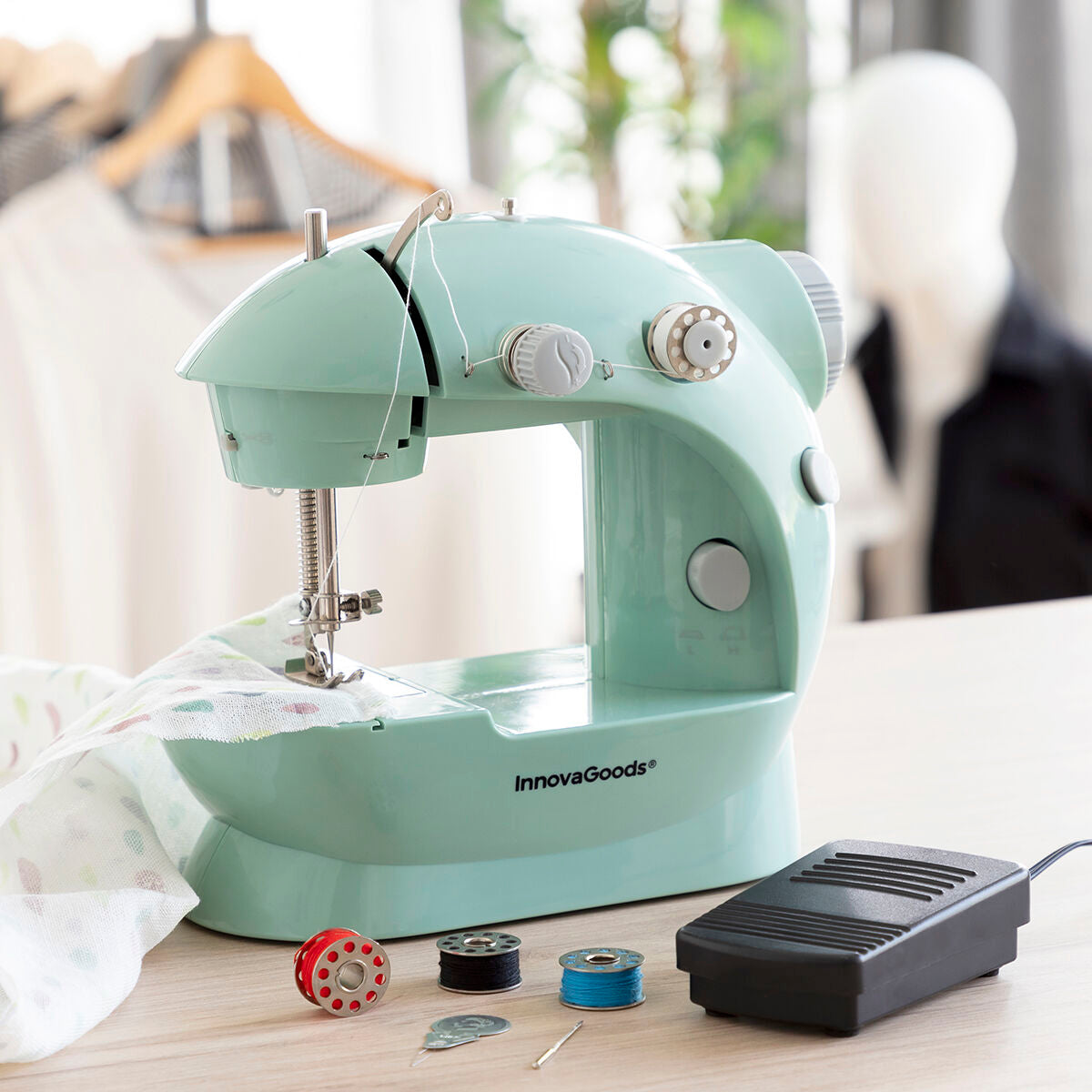 Kannettava mini ompelukone, LED-valo, 2 nopeutta, langankatkaisija, tarvikkeet