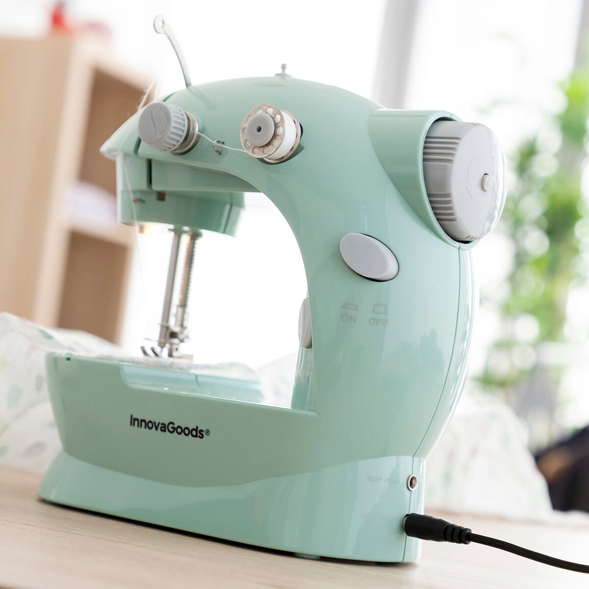 Kannettava mini ompelukone, LED-valo, 2 nopeutta, langankatkaisija, tarvikkeet