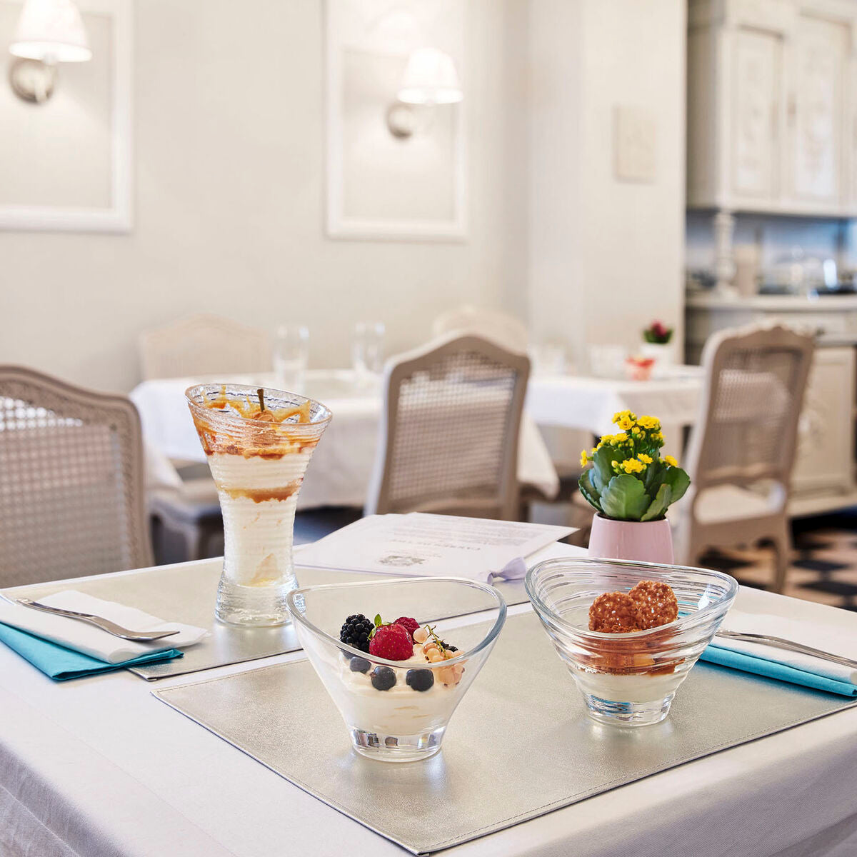 Jäätelö- ja pirtelölasi läpinäkyvä lasi, moderni vino reuna jälkiruokiin