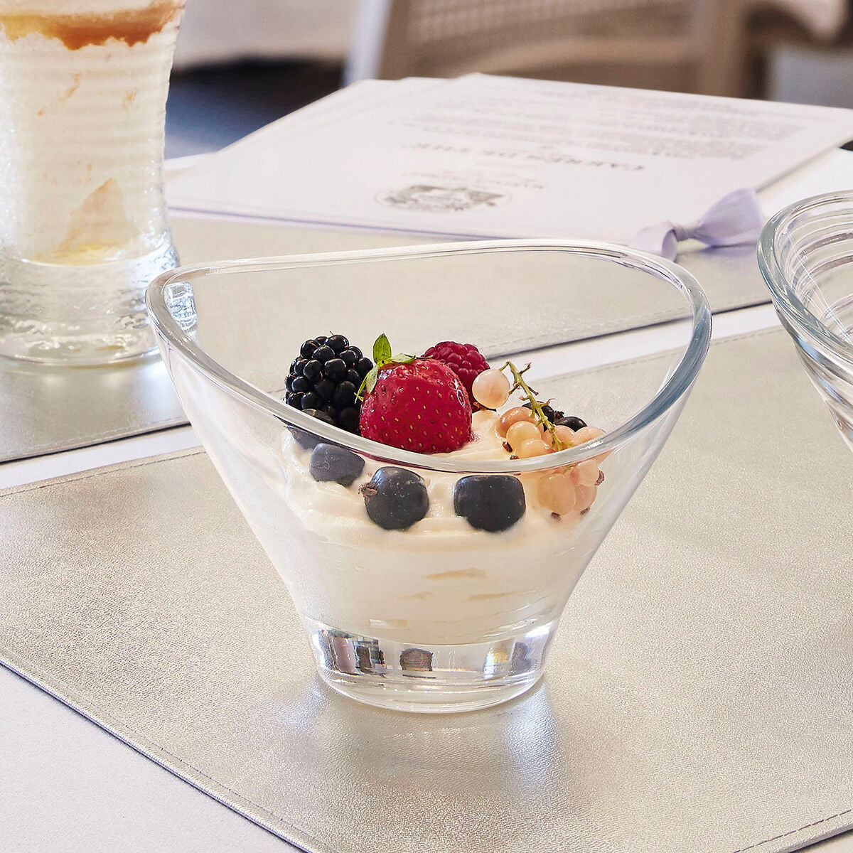 Jäätelö- ja pirtelölasi läpinäkyvä lasi, moderni vino reuna jälkiruokiin