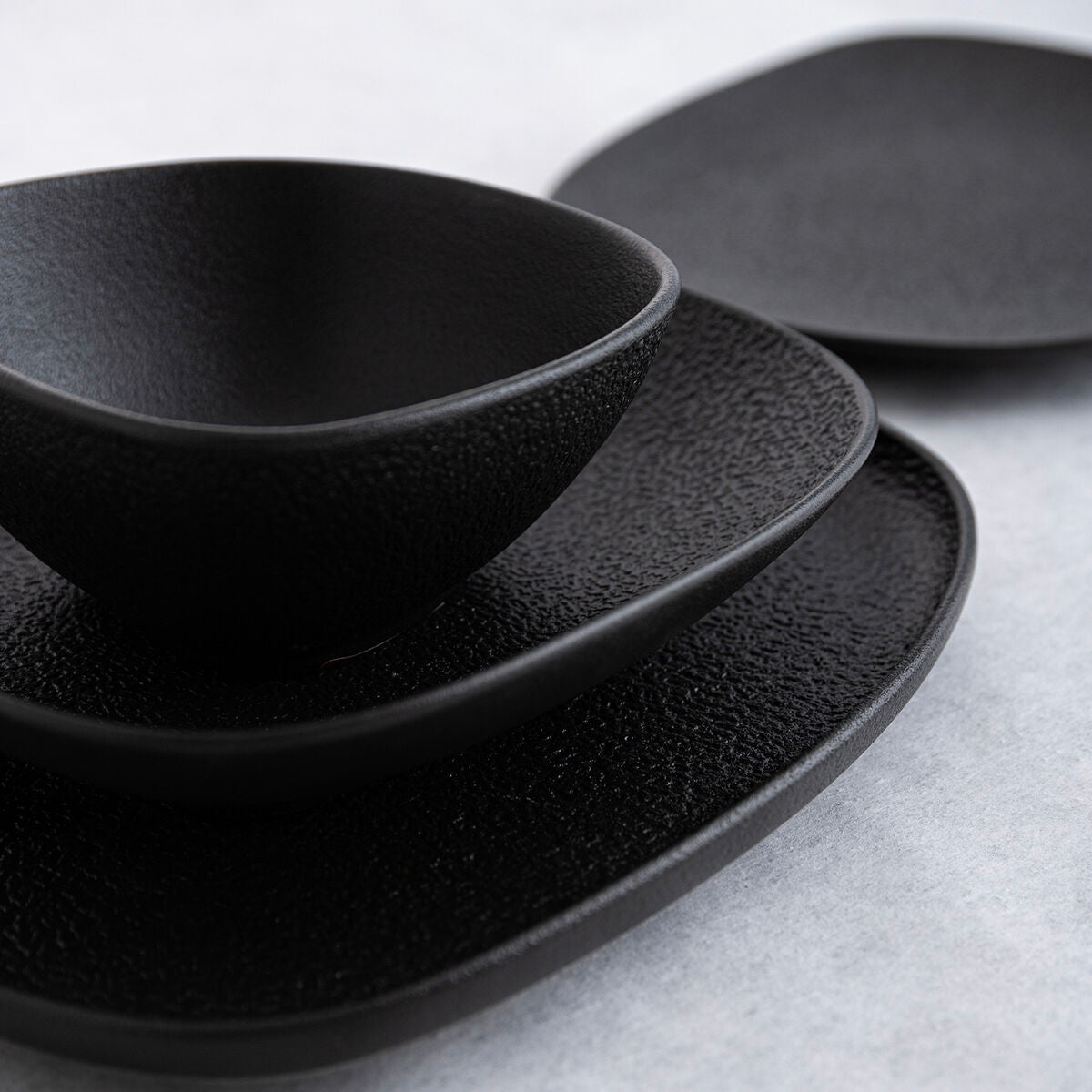 Keraamiset neliölautaset musta, 6 osaa, 26,3×25,5×2,4 cm, fossiilitekstuuri