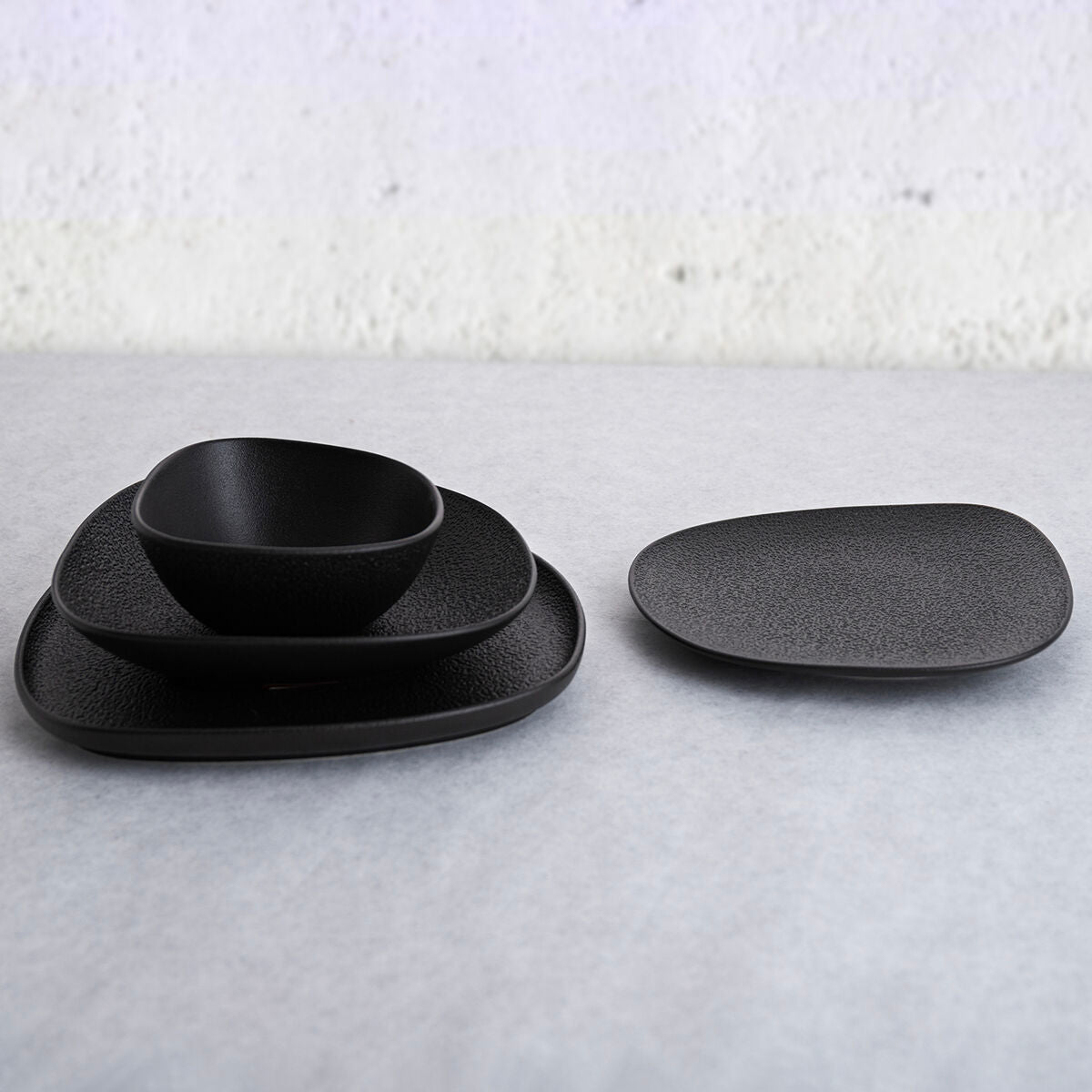 Keraamiset neliölautaset musta, 6 osaa, 26,3×25,5×2,4 cm, fossiilitekstuuri