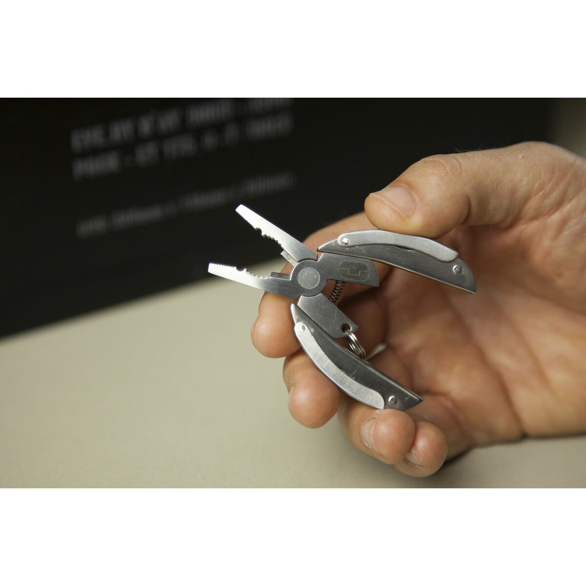 Monitoimityökalu 7-in-1 avaimenperään, ruostumaton - pihdit, veitsi & ruuvitaltta