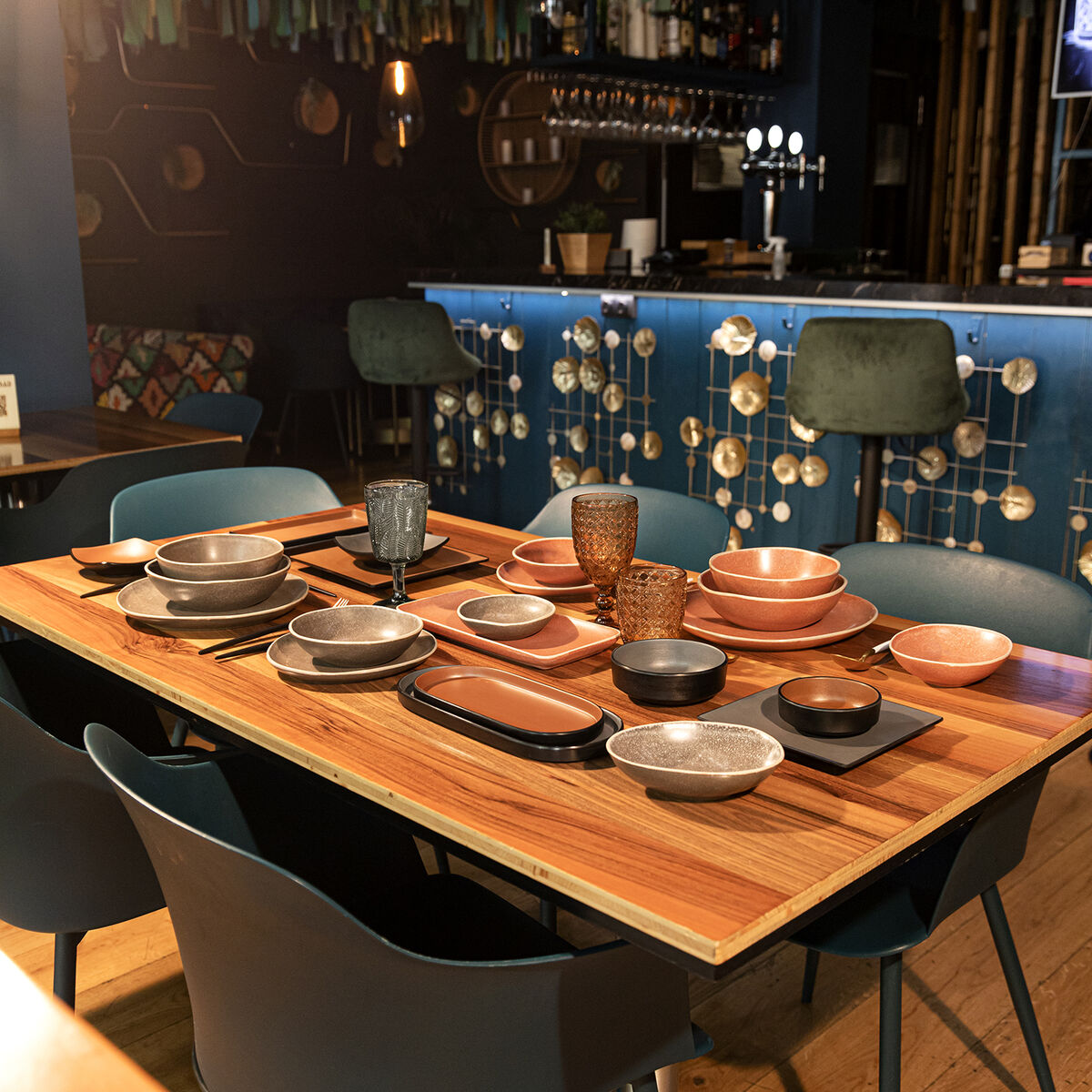 Litteä lautanen 21,5 x 21,5 cm, muovi ruskea, pesukoneen kestävä - 12 kpl