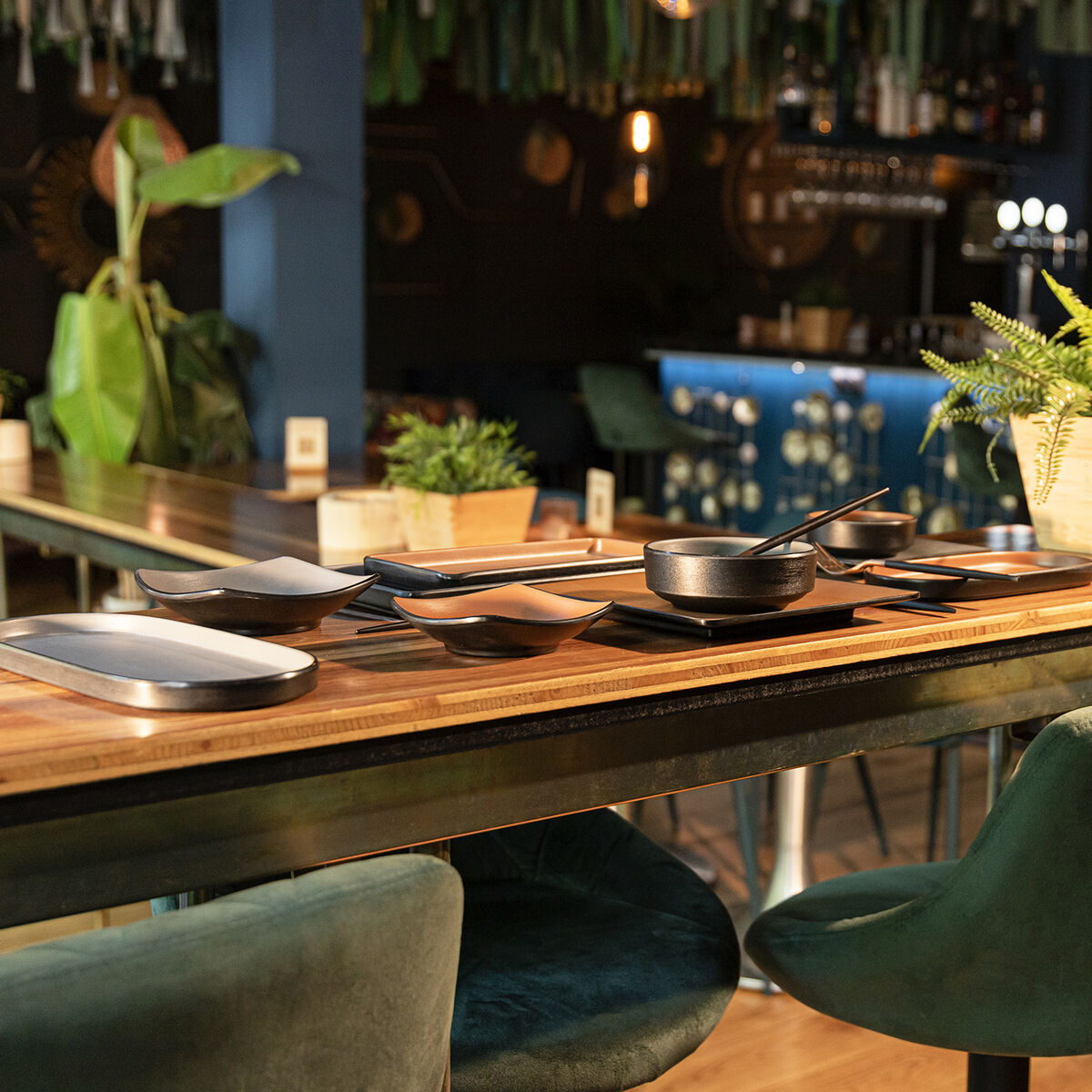 Litteä lautanen 21,5 x 21,5 cm, muovi ruskea, pesukoneen kestävä - 12 kpl