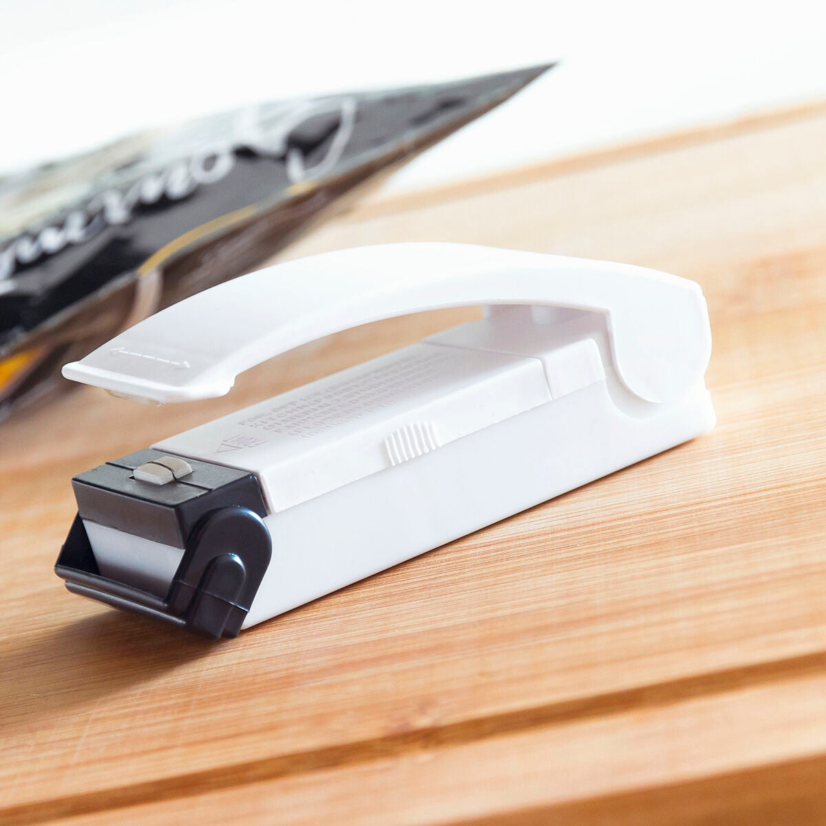 Pussinsulkija jääkaappimagneetilla, akkukäyttöinen 2×AA, kannettava