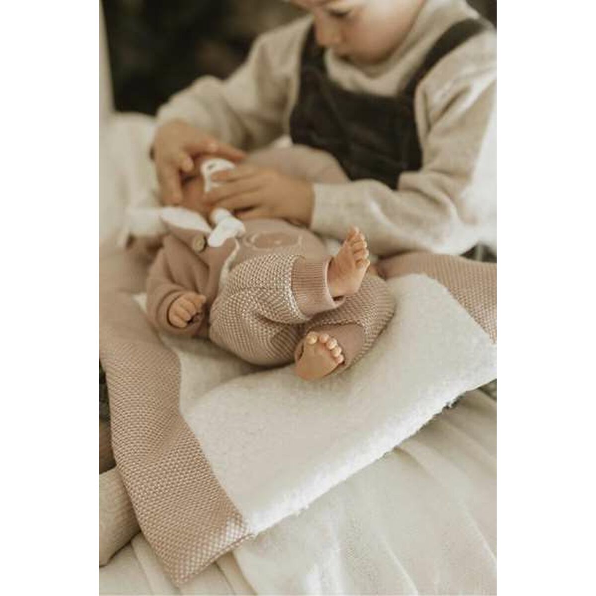 Reborn-nukke 40 cm, realistinen vauvanukke vaaleanpunaisessa puvussa ja viltti