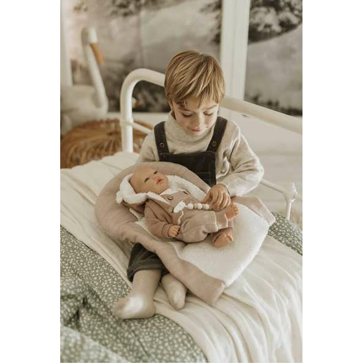 Reborn-nukke 40 cm, realistinen vauvanukke vaaleanpunaisessa puvussa ja viltti