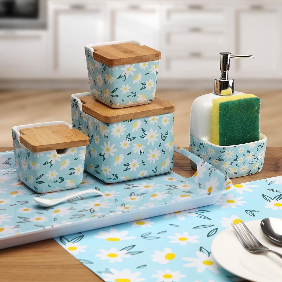 Sokeriastia kannellinen, keramiikka 8,8 x 8,5 x 8,8 cm, lusikalla - daisy-kuvio